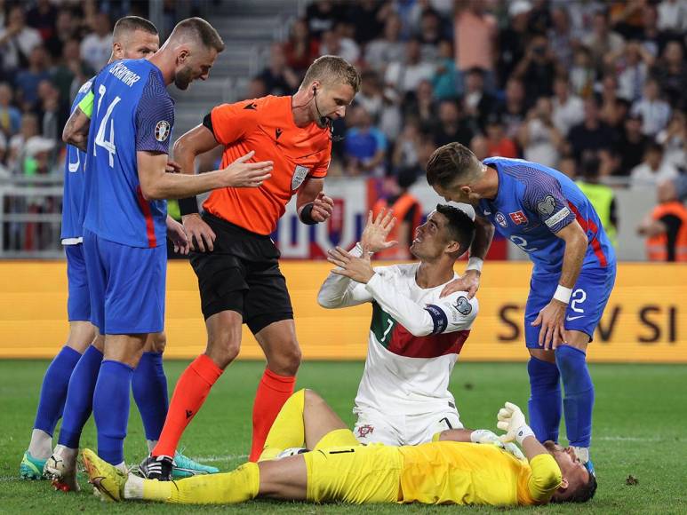 Inmediatamente el árbitro central se fue donde Cristiano Ronaldo luego que el astro luso agredió al portero de Eslovaquia. 