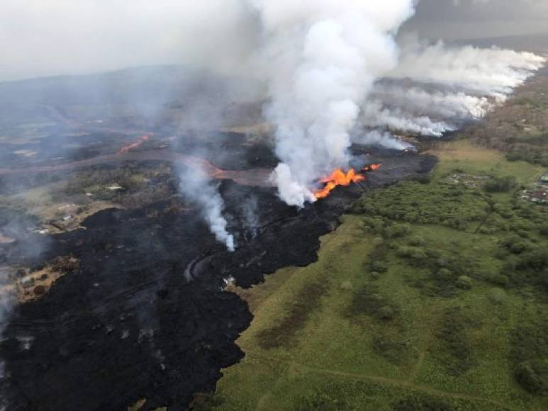 El volcán se cobró a su primer herido grave, cuando una salpicadura de lava golpeó la pierna de un hombre que se encontraba en su balcón en un tercer piso.