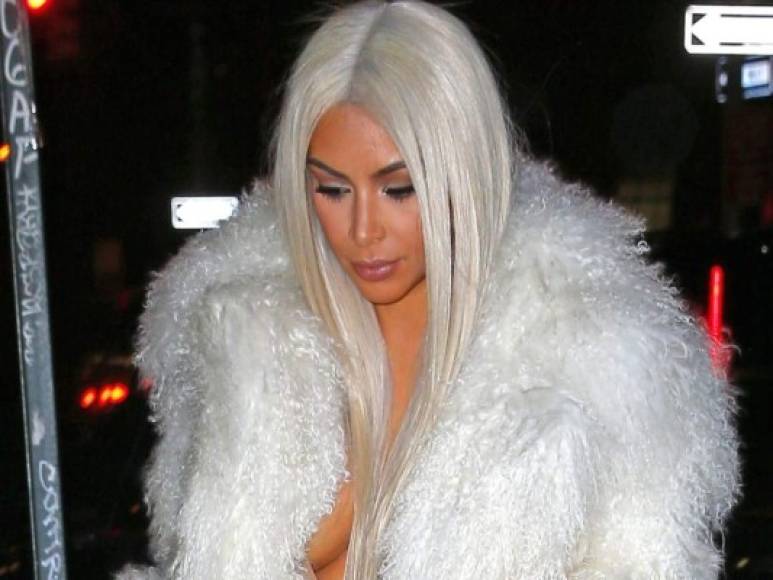 La integrante de Keeping Up With The Kardashians impresionó a todos luciendo un outfit exclusivo de Yeezy x Balmain, en el cual destacó un enorme abrigo blanco, el cual combinó con una peluca rubia platinada súper larga.