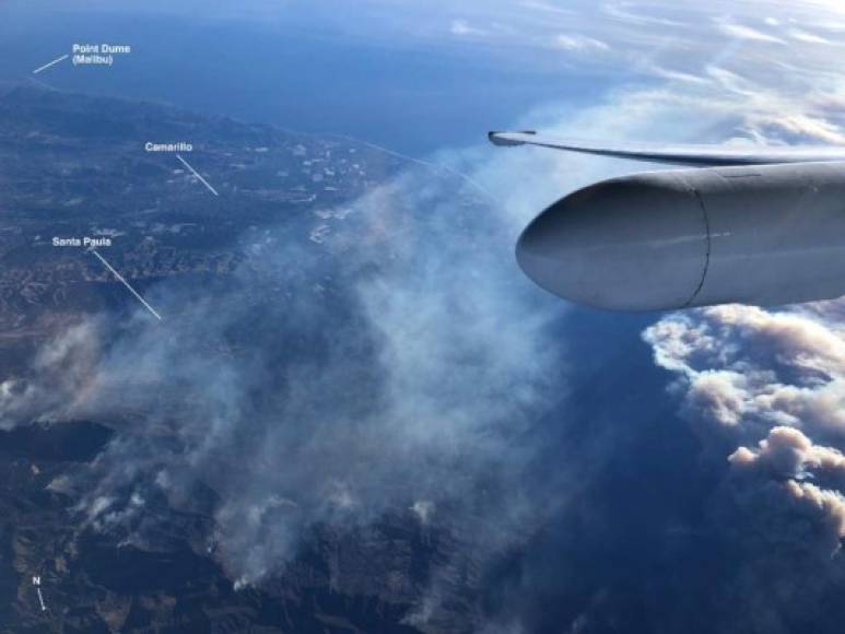En las últimas horas, las autoridades de California han ordenado evacuar sus casas a los vecinos de las ciudades costeras del condado de Santa Bárbara debido a los fuegos, que se han extendido debido a la sequedad el ambiente y la fuerza del viento.