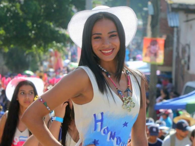 Ataviadas con llamativos vestidos alusivos a la patria, la jovencitas más bellas de Honduras apantallaron a los asistentes a los desfiles de independencia del 15 de septiembre.