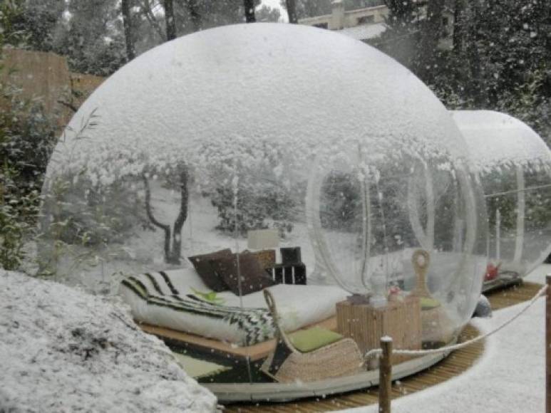 Attrap Reves, en Francia: Este hotel en forma de burbuja permite apreciar las estrellas durante la noche, está situado en medio de un bosque de pino.
