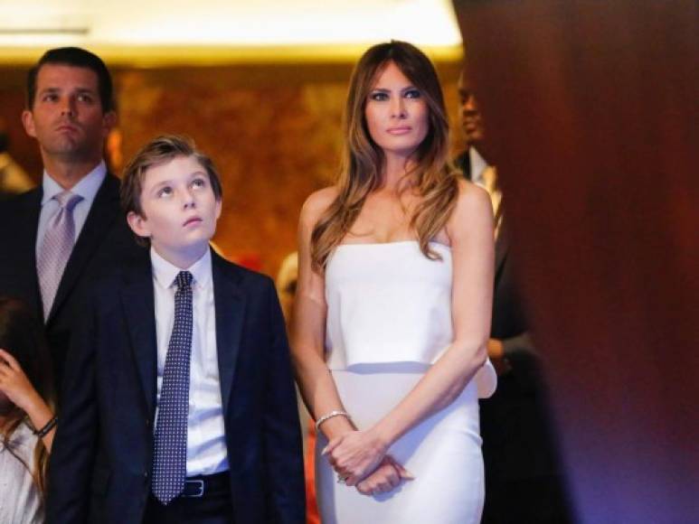 Barron es el pequeño de cinco hermanos y el único hijo del matrimonio entre Donald Trump y su esposa Melania.