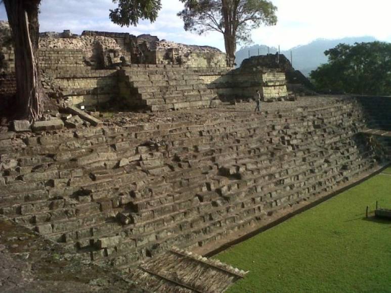 La plazoleta de acceso al templo Rosalila es otra muestra de los avances mayas en arquitectura, escultura y organización social.