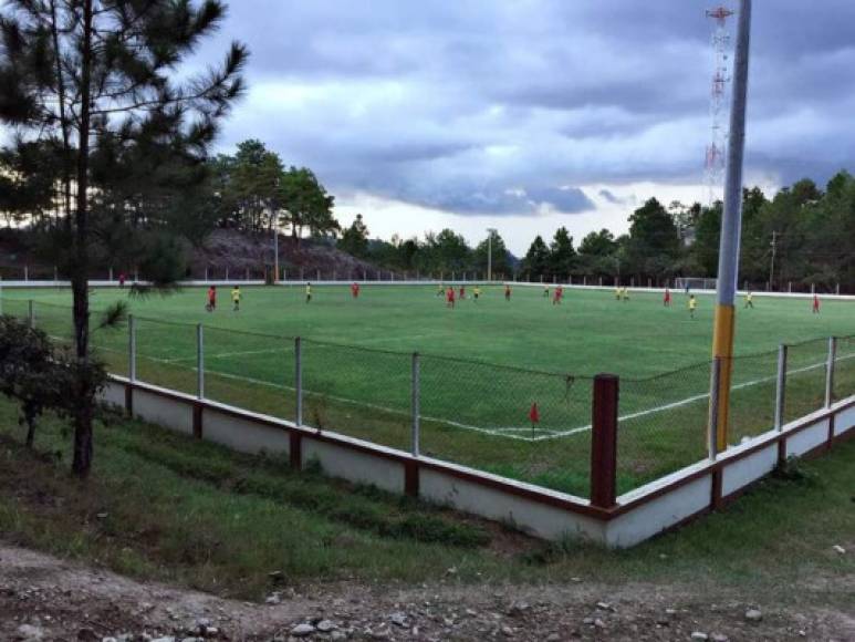 En el municipio de San Nicolás, Santa Bárbara, precisamente en el sector de Las Ranas se encuentra esta cancha.