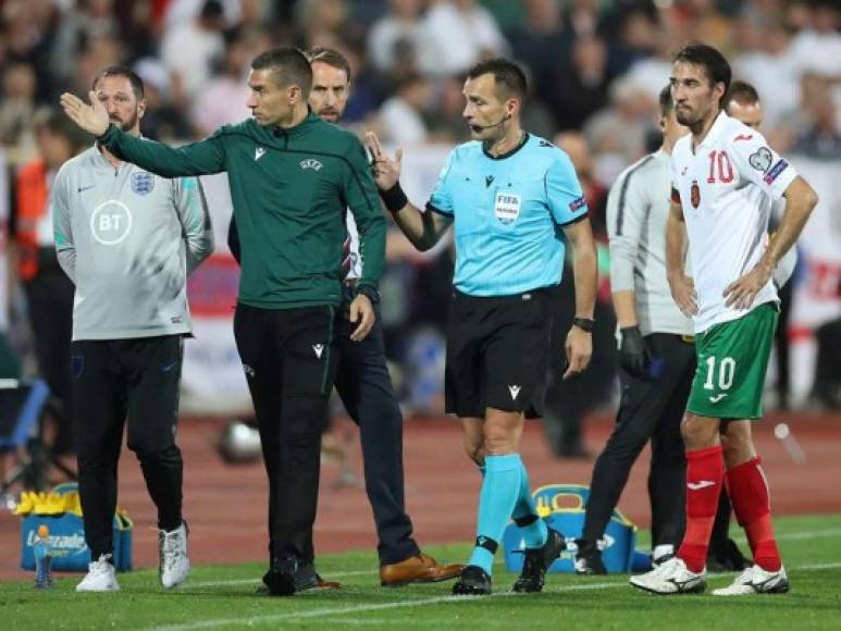 Si el juego no se ha detenido, el árbitro lo detendrá en cuanto el balón se encuentre en una zona o situación neutral (normalmente cuando ninguno de los equipos esté atacando) y entonces hará la 'señal de la televisión'.