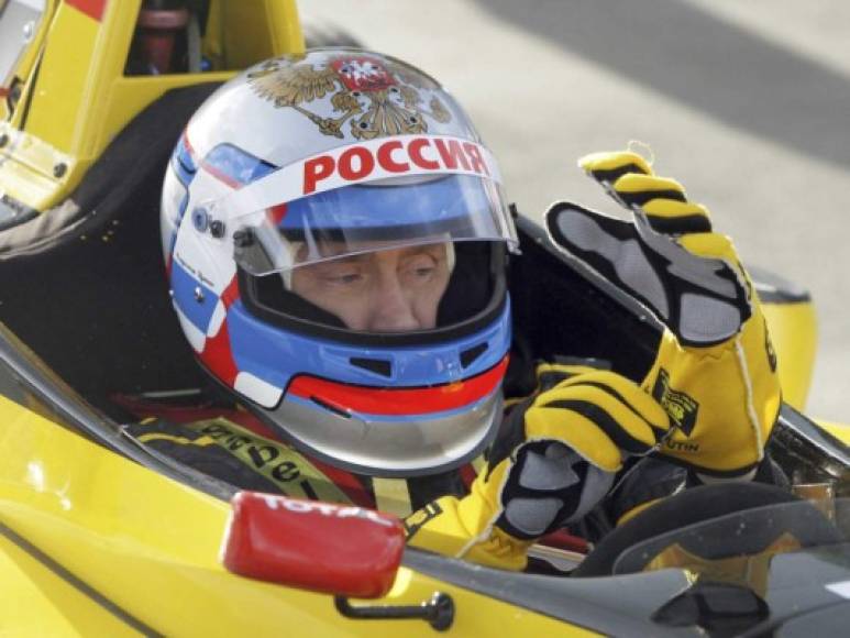 El mandatario ruso también es piloto aviador y de Fórmula 1. El 7 de noviembre de 2010, cuando aún era primer ministro, Putin corrió un auto Renault en una pista de San Petersburgo alcanzando la máxima velocidad de 240 kilómetros por hora.