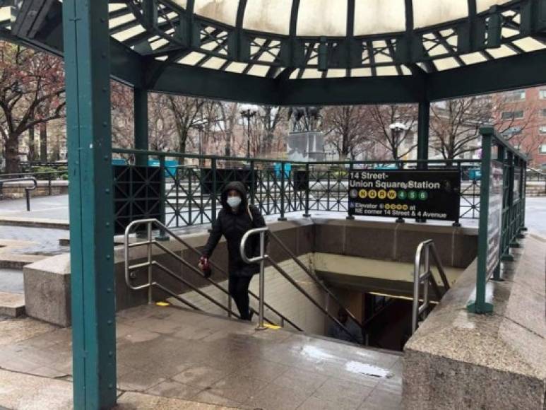 Una persona sale de una estación del metro en la plaza Union Square, en el centro de Manhattan, Nueva York (EE.UU).