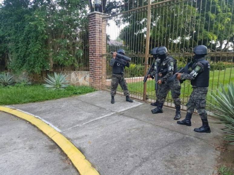 Elementos de la Policía Militar al momento de ingresar a una de las casas aseguradas por la Operación Centurión.