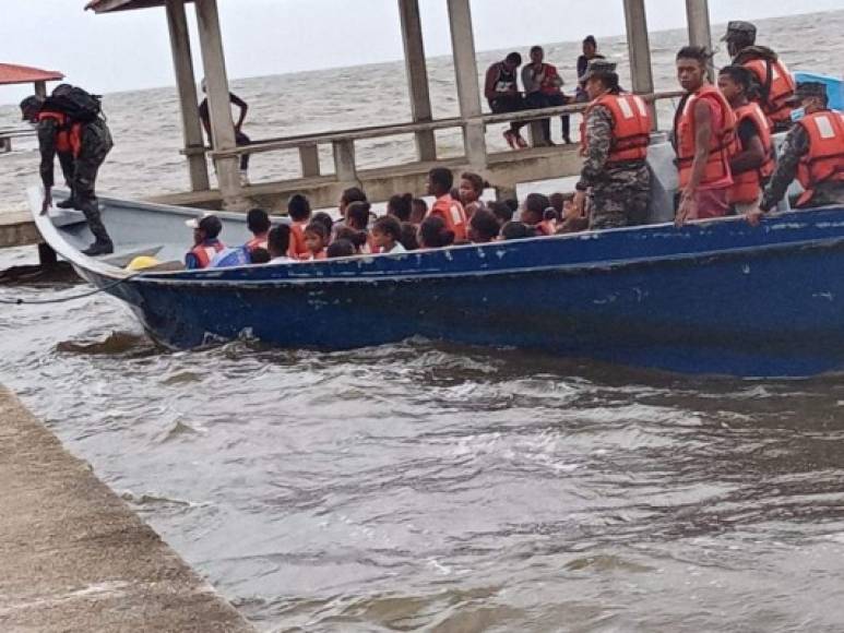 Miembros de la Policía Nacional, autoridades municipales y de auxilio realizaron el proceso de evacuación de dos mil 739 residentes que habitan en zonas de alto riesgo.