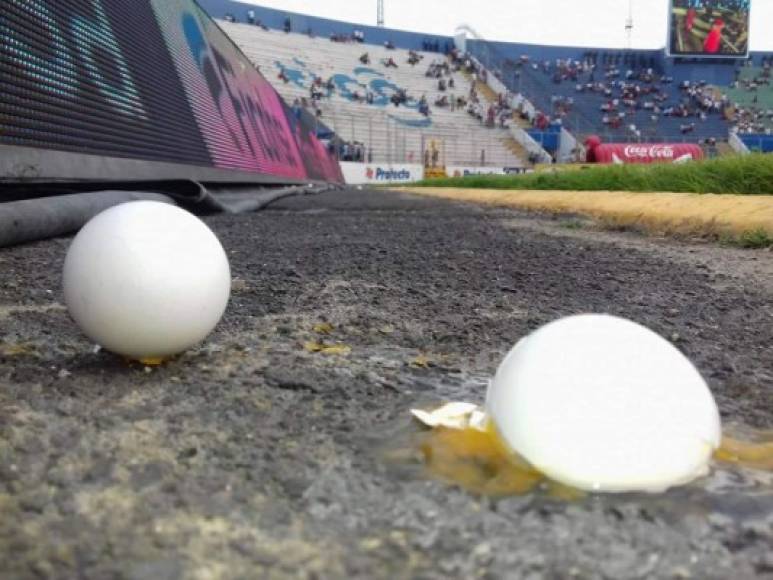 Aficionados del Olimpia lanzaron huevos al campo en protesta contra los jugadores del equipo albo.