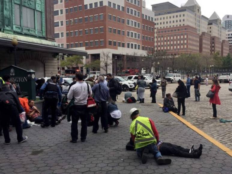 Los rescatistas atienden a los heridos en las afueras de la estación de Nueva Jersey.