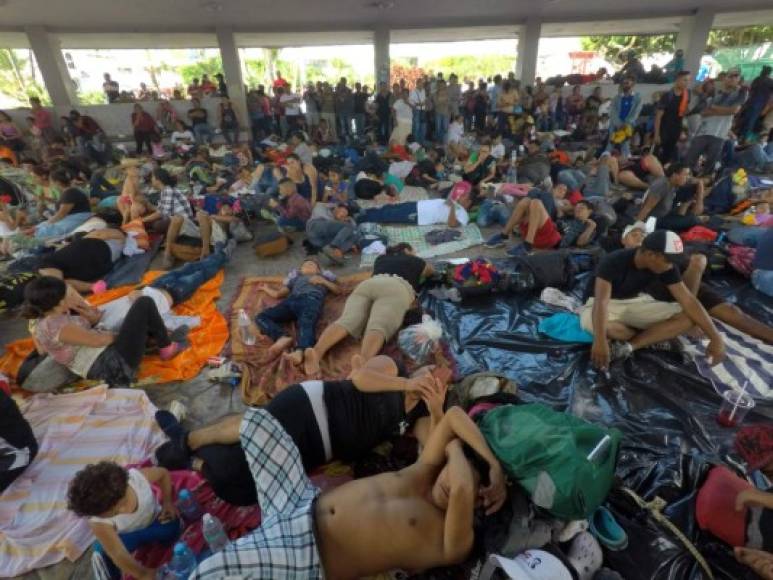 No obstante, la mayoría de los migrantes se abstiene de aceptar la oferta por el temor a ser deportados. Gran parte de la caravana se congregó en un céntrico parque de Tapachula para descansar de la larga travesía.