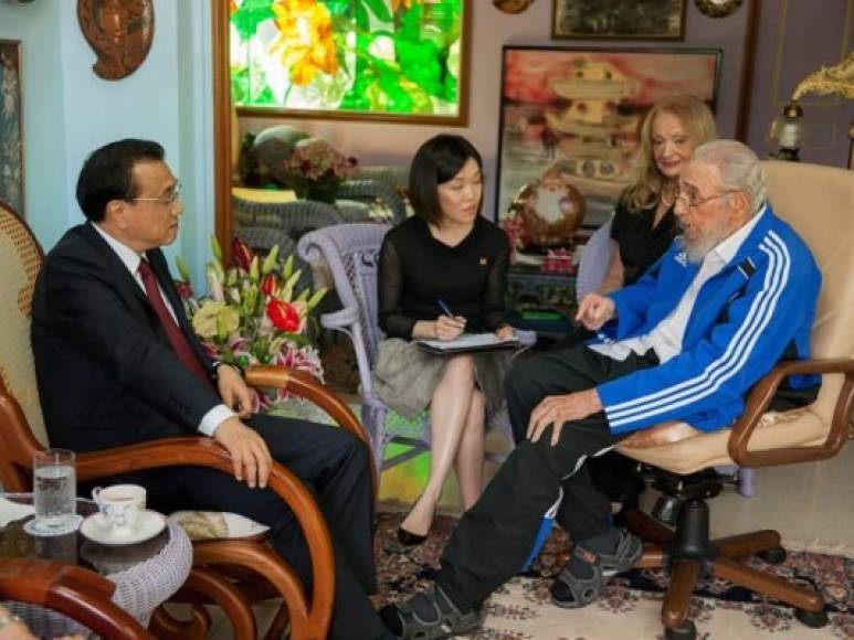 CUBA. Encuentro diplomático en casa de Fidel. El líder cubano Fidel Castro recibió en su casa de La Habana al primer ministro chino, Li Keqiang. Aparecen sus esposas: Dalia Soto del Valle y Cheng Hong. Foto: AFP/Alex Castro