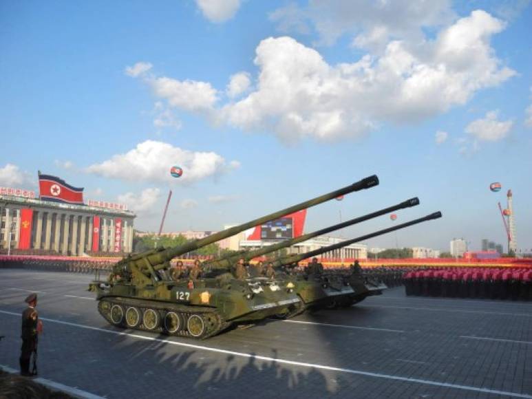 Los poderosos tanques del Ejército norcoreano fueron exhibidos durante el desfile militar encabezado por el líder Kim Jong-Un.