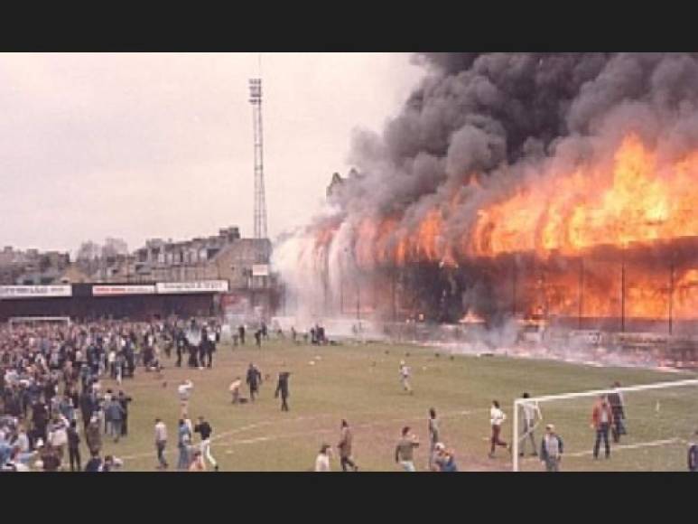 Incendio en el Estadio de Valley Parade, Inglaterra (1985). se disputaba el último partido de liga entre el Bradford City, el cual celebraba su ascenso a la Second División, y el Lincoln City, cuando poco antes del final de la primera parte (hacia las 15.40 h) se originó un incendio. Murieron 56 personas y 265 resultaron heridas debido al incendio de las tribunas.