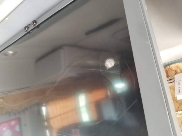 Los impactos de bala eran evidentes en los vidrios de las ventanas del bus.