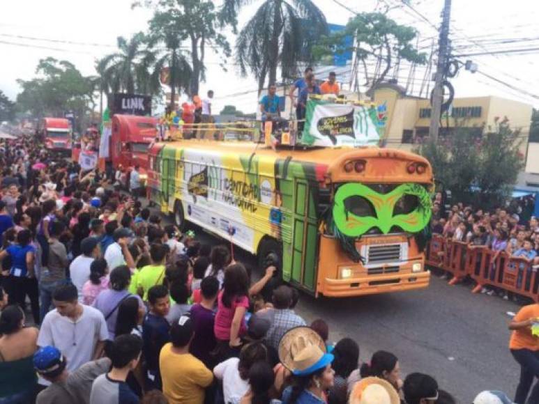 El desfile de carrozas de la Feria Juniana finalizó a las 7:00 pm.