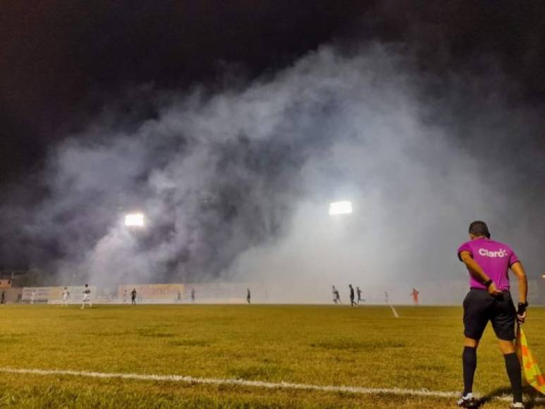 Ya sobre la recta final del partido, seguidores del Olimpia hicieron su propio show en las afueras del estadio con los juegos pirotécnicos.