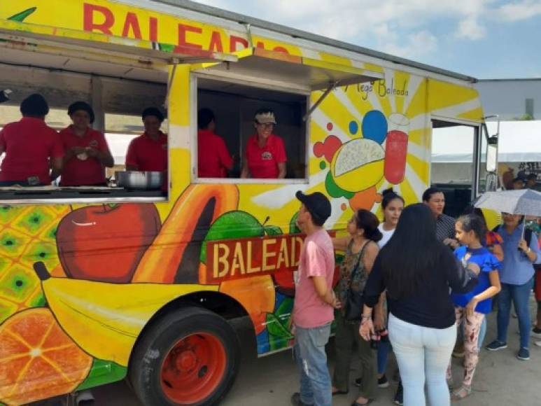 Muchos ciudadanos participan este sábado del Día Nacional de la Baleada que se celebra en las instalaciones de Expocentro en San Pedro Sula.