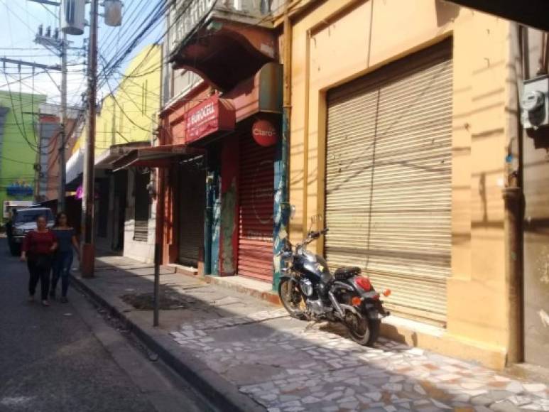 A primeras horas de la tarde, céntricas calles de la ciudad se veían desoladas, pero tranquilas.