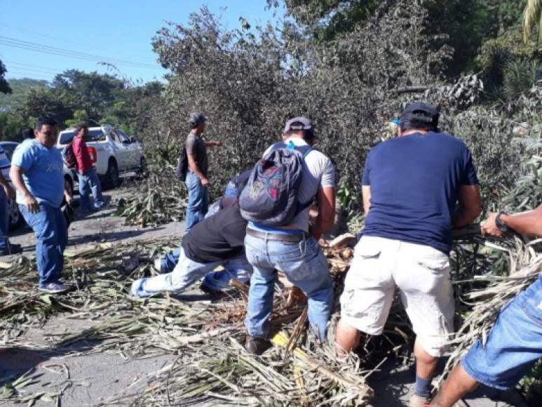 Varias carreteras que estaban bloqueadas por manifestantes que protestan por un presunto fraude en las elecciones del 26 de noviembre en Honduras fueron desocupadas hoy con el refuerzo del Ejército a la Policía Nacional y Policía Militar de Orden Público.