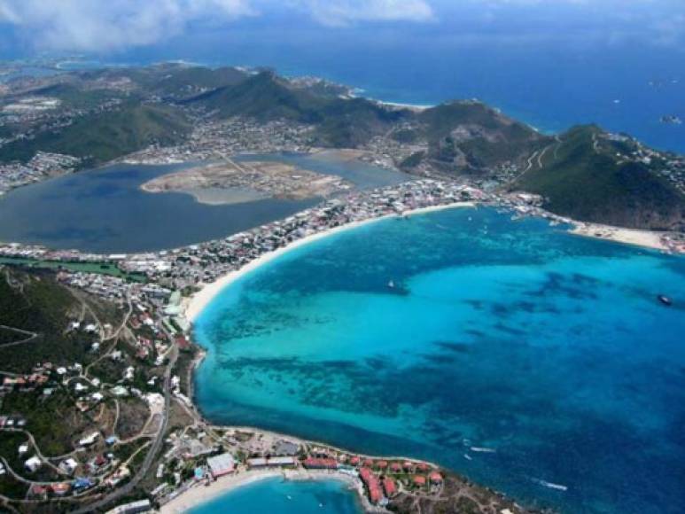 La isla de San Martín está ubicada en el mar Caribe, aproximadamente a 240 km al este de la isla de Puerto Rico.