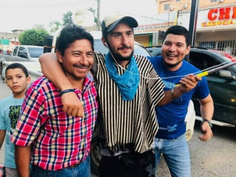 El uruguayo compartiendo con dos hombres en Tocoa, Colón.