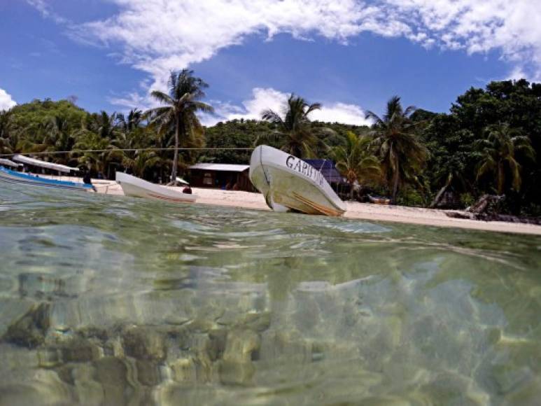 A la llegada, el mar recibe a los visitantes y los invita a sumergirse en sus aguas cristalinas.