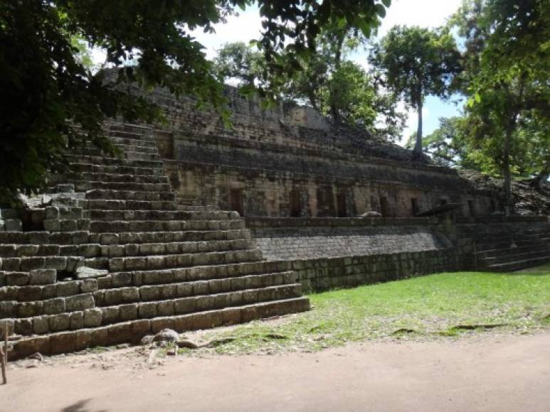 Lado sur del Templo 11 en el Parque Arqueológico Copán, Honduras.