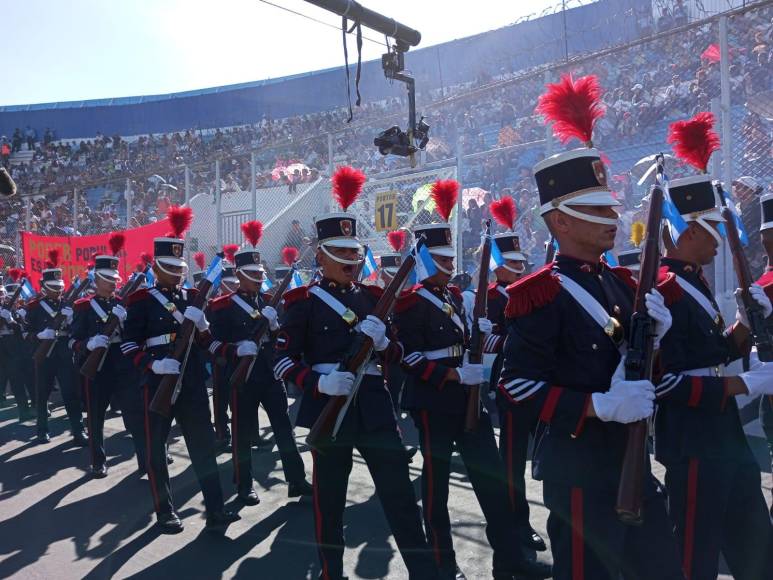 Los cadetes de la Academia Nacional de Policía (ANAPO) fueron de los primeros en desfilar en la capital hondureña. Aquí hicieron su entrada al estadio nacional José de la Paz Herrera en celebración de los 202 años de Independencia de Honduras.