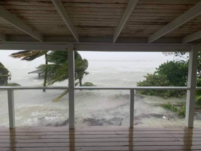 Miles de personas seguían atrapadas en los techos o en los pisos más altos de sus hogares tras las severas inundaciones dejadas por el huracán.