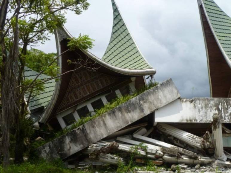 El 30 de septiembre de 2009 un sismo en Indonesia dejó más de 1.100 muertos en un sismo de magnitud 7,6 en el oeste de la isla de Sumatra. El puerto de Padang quedó muy afectado.
