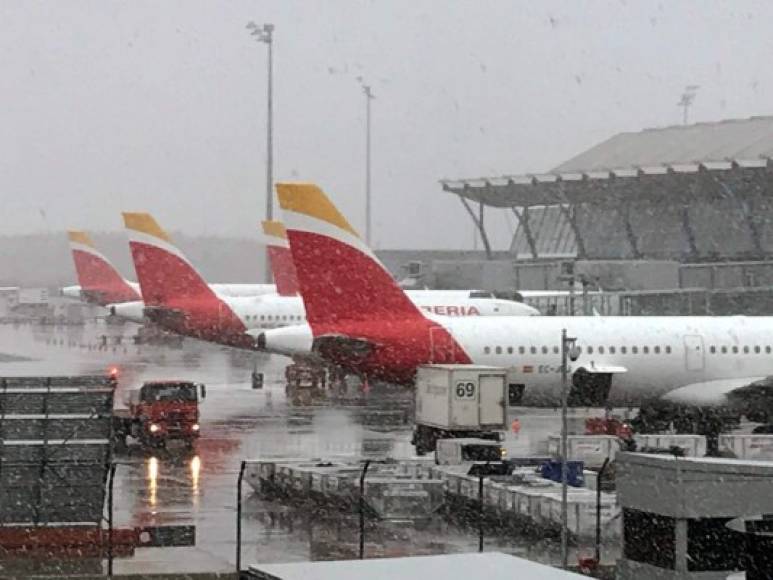 El temporal de nieve, que según los pronósticos meteorológicos se prolongarán toda la semana, ha afectado al 7 % de los 1.075 vuelos programados en el aeropuerto de Madrid.