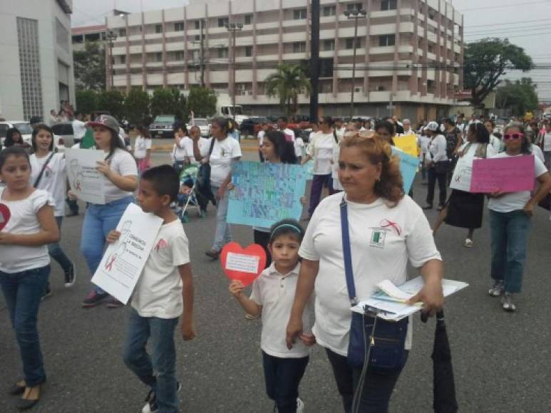 Cientos de sampedranos marcharon en la tercera avenida en el Día Mundial de la Lucha contra el Sida.