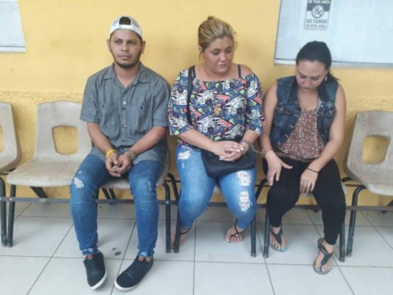 Tres jóvenes fueron capturados cuando supuestamente estaban robando en una tienda del barrio Paz Barahona de San Pedro Sula. Los aprehendidos son Kenia López Ponce (28), Nolvia Aracely Torres (22) y José Antonio Hernández (22).
