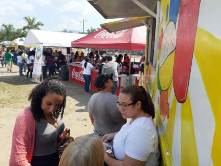 A Expocentro se están haciendo presente muchos ciudadanos para disfrutar de ricas baleadas preparadas con frijoles fritos, queso y mantequilla.