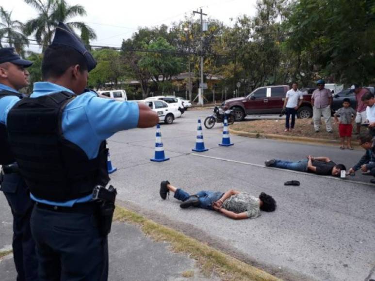 Dos supuestos asaltantes fueron capturados este lunes en San Pedro Sula, zona norte de Honduras, por un grupo de agentes de la Policía Nacional.