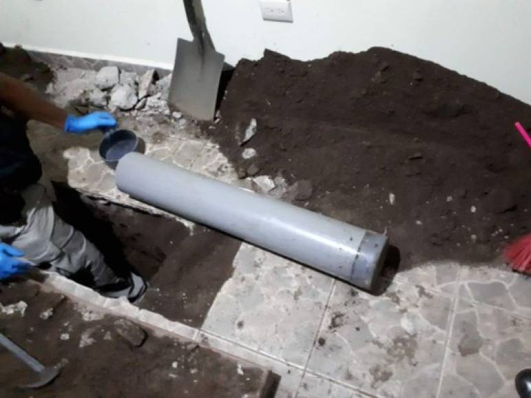 La policía y la físcalía de El Salvador incautaron 161.200 dólares que 'El Flaco' tenía enterrados en su casa, así como varias armas.