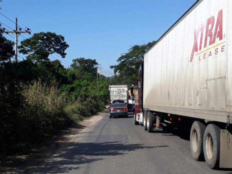 El conductor de un camión cargado de naranjas dijo a un canal de televisión al pasar el puente La Democracia, en El Progreso, que desde hace ocho días salió del departamento de Colón, en un recorrido de unos 300 kilómetros, y que iba hacia San Pedro Sula a una planta procesadora de cítricos.<br/>
