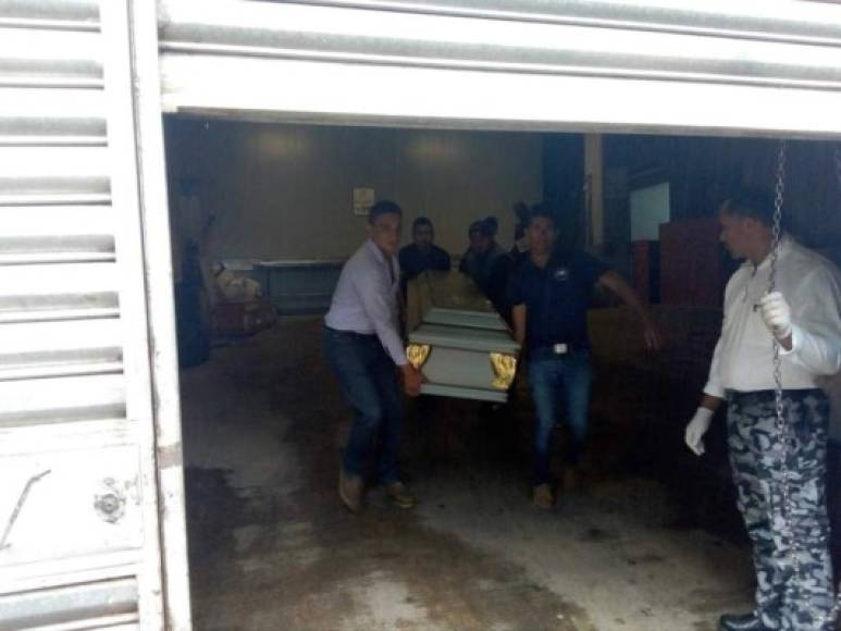 Los familiares de Carlos llegaron hasta la morgue capitalina para retirar su cuerpo. FOTOS: Radio HRN