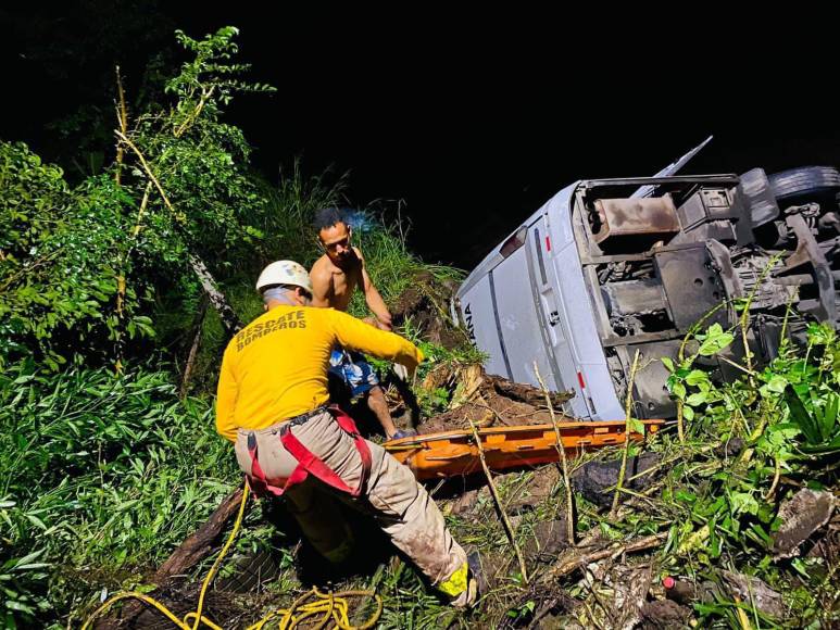 Otro grupo de personas resultaron con lesiones de consideración, pero fueron atendidas en el lugar del accidente. 