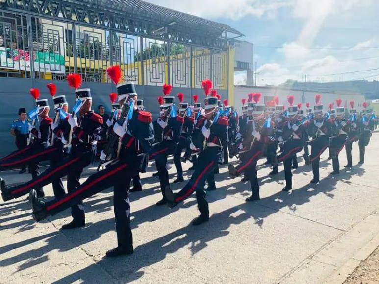 Jóvenes y jovencitas cadetes desfilaron con fervor patriótico en la ciudad de La Paz, sede de las instalaciones de la ANAPO.