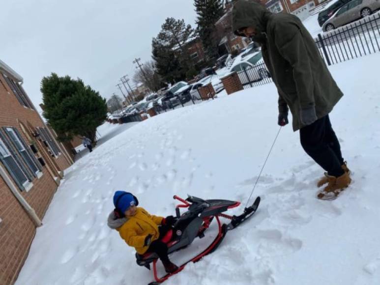 Los inmigrantes hondureños en Nueva York, Chicago, Washington D.C. y otras ciudades afectadas por la tormenta invernal Orlena compartieron con La Prensa imágenes de esta gigantesca nevada.