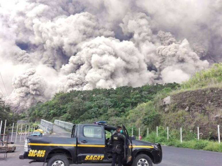 Policías durante las operaciones de búsqueda alrededor del Volcán de Fuego después de una erupción en Guatemala el 3 de junio de 2018.