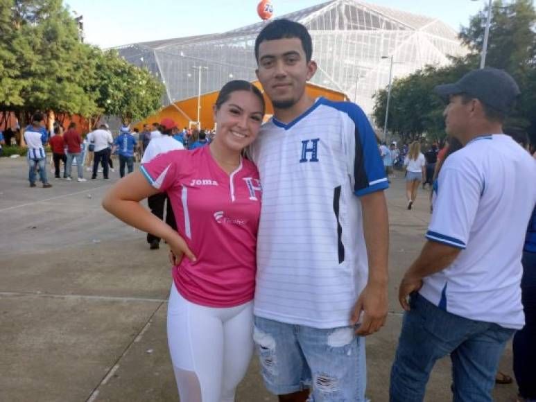 El hondureño Darwin Muñoz luciendo a su novia estadounidense Alyssa Labell.