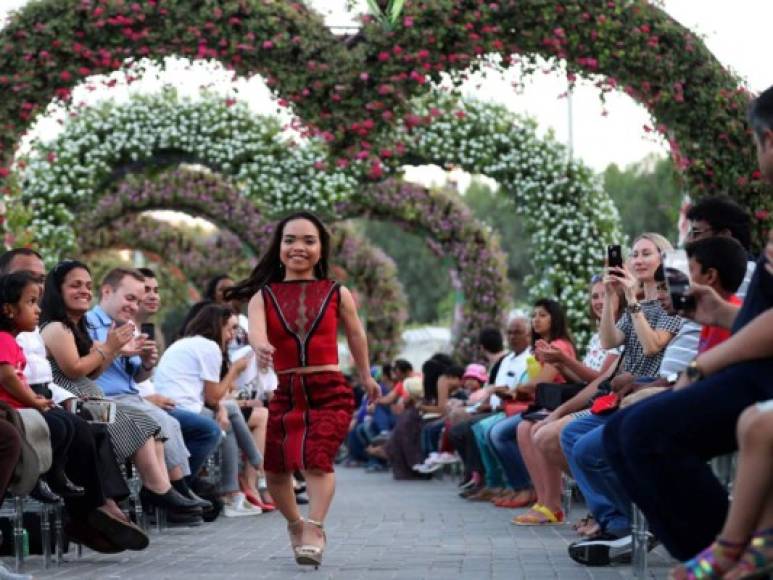 La estatura no fue impedimento para que las encantadoras mujeres destacaran en un desfile de modas. Foto: AFP