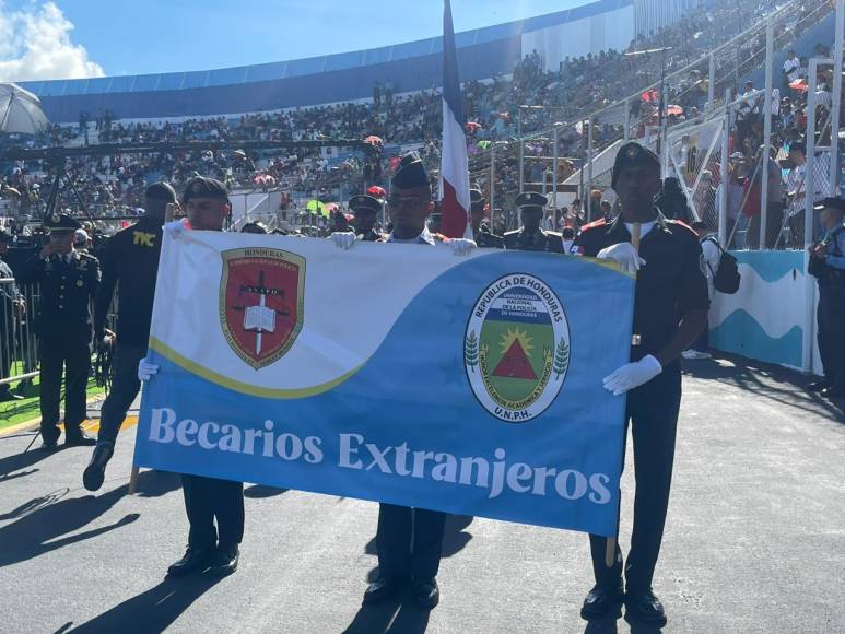 Diversos pelotones conformaron el desfile de la Academia Nacional de Policía. En la Anapo estudian 22 extranjeros: 17 cadetes, entre hombres y mujeres, de Panamá y 5 de República Dominicana.