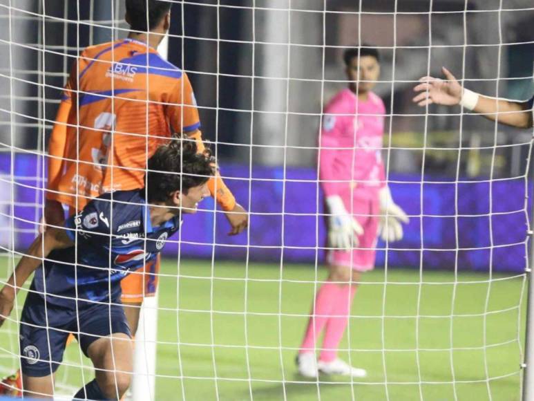 Con apenas 16 años de edad, el hijo del entrenador Diego Vázquez saltó a la cancha para estrenarse con la elástica azul tras el triunfo parcial por 3-0 ante los Lobos de la UPNFM. El teatro de los sueños fue esta noche el Estadio Nacional de Tegucigalpa.