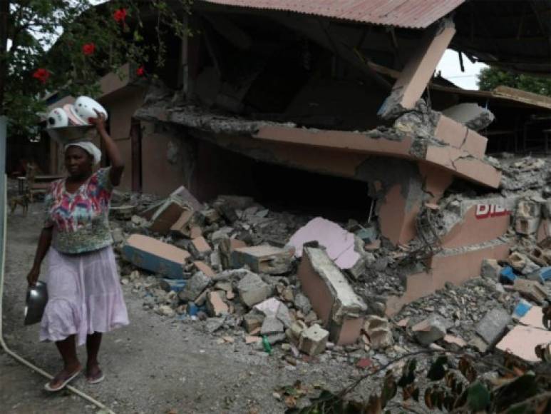 Terremoto de Haití<br/><br/>El 12 de enero de 2010, un temblor de magnitud 7 en la escala de Ritcher causó la muerte de más de 200,000 personas, dejando heridas a otras 300.000 en Haití. Más de un millón y medio de personas quedaron en la calle tras esa catástrofe, que dejó daños que fueron avaluados en 120% del PIB nacional. Las estructuras y la organización del Estado haitiano quedó muy golpeada por la catástrofe. Al cabo de tres días, fue declarado el estado de urgencia en todo el país por un mes. Muchos edificios quedaron destruidos, entre ellos el Palacio Nacional y la catedral Notre-Dame de Puerto Príncipe.